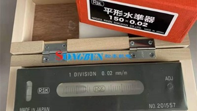 日本RSK水平仪放在设备上，气泡正反旋转出现两边跑的现象正常吗？