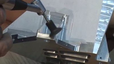 铝合金零部件手动去毛刺，NAKANISHI电动打磨机EV410-230加工